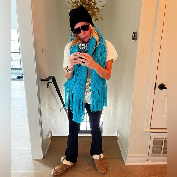 Vibrant Oversized unique Blue Knit Scarf - Picture 3 of 9